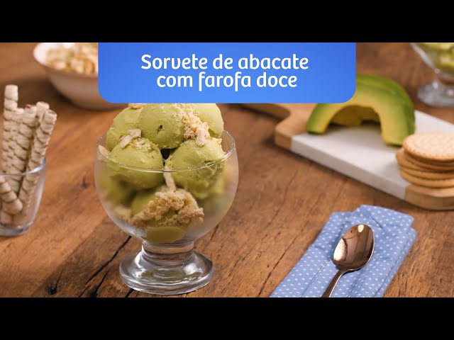 Sorvete de abacate com farofa doce