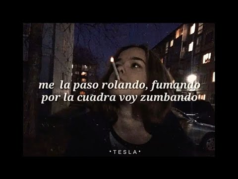 me la paso rolando, fumando por la cuadra voy zumbando...