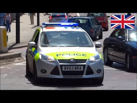 Metropolitan Police car responding - Siren, lights and BULLHORN