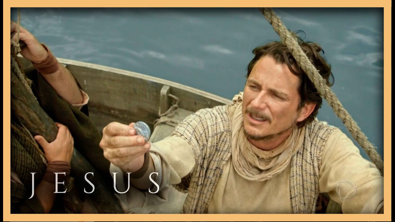 Pedro segue orientação de Jesus e retira moeda valiosa da boca de um peixe | NOVELA JESUS