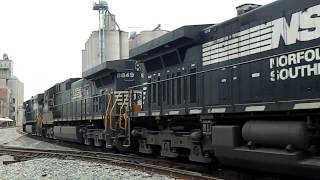 preview picture of video 'Norfolk Southern Engine 9196 pulling a train through Charlotte'