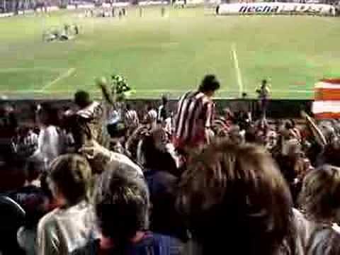 "Con el leon..." Barra: Los Leales • Club: Estudiantes de La Plata