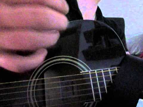 Anfänger spielt Gitarre und singt