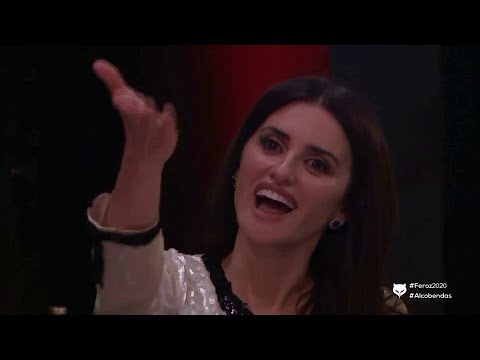 PREMIOS FEROZ 2020 - María Hervás saluda a Penélope Cruz en la gala de Alcobendas