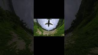 Avião Pousando em meio a Selva Amazonica