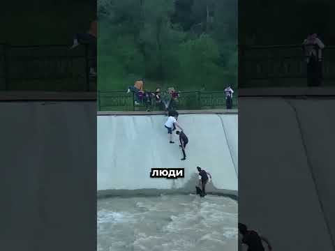 Почему жмут руку статуе? 🥹