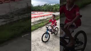 Download lagu Si kakak Lepas tangan naik sepeda dan ngedrift juga gaes #shorts mp3
