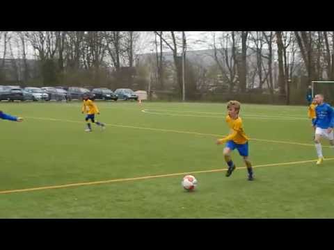 Jaouad valt aan, maar VVJ verdediger Ajoub is snel.