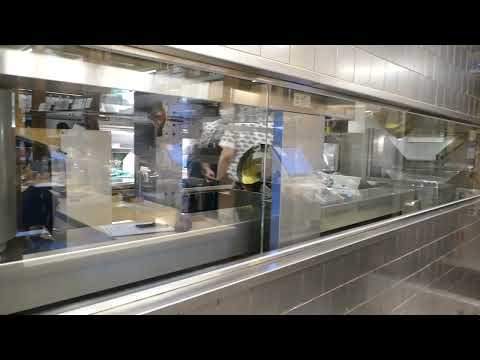 プロント「エビノスパゲッティ」 TechMagic パスタ調理ロボット「P-Robo」客席から