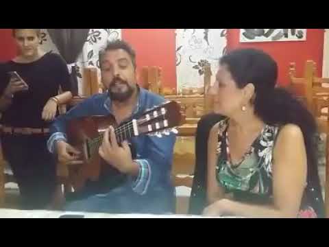 Potito con su mujer cantando alavanzas en un restaurante
