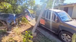 FOMOS AO JURASSIC PARK ... e o T-REX derrubou uma 🌳 no 🚗 