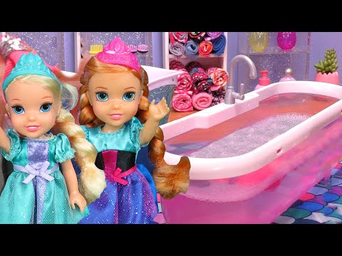 Doll bath time ! Elsa & Anna toddlers - bubble fun