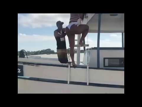 Gracyanne Barbosa encanta garotos com sua beleza em barco