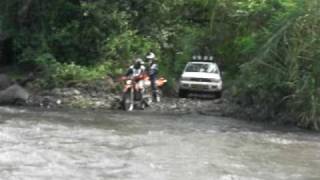 preview picture of video 'Nissan Pathfinder 4x4 River crossing, ktm 640 , 450 drawned'
