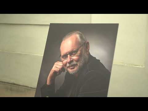 Lidé se naposledy rozloučili s Vašo Patejdlem - reportáž z pohřbu v Praze pro TA3