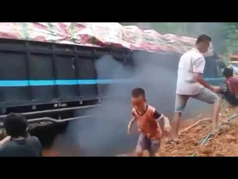 Kumpulan Truk sawit terguling