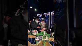 הרב יצחק דוד גרוסמן מקבל את פני מנהיג הדור מרן הראש"ל רבינו יצחק יוסף שליט"א (מורשת מרן) - התמונה מוצגת ישירות מתוך אתר האינטרנט יוטיוב. זכויות היוצרים בתמונה שייכות ליוצרה. קישור קרדיט למקור התוכן נמצא בתוך דף הסרטון