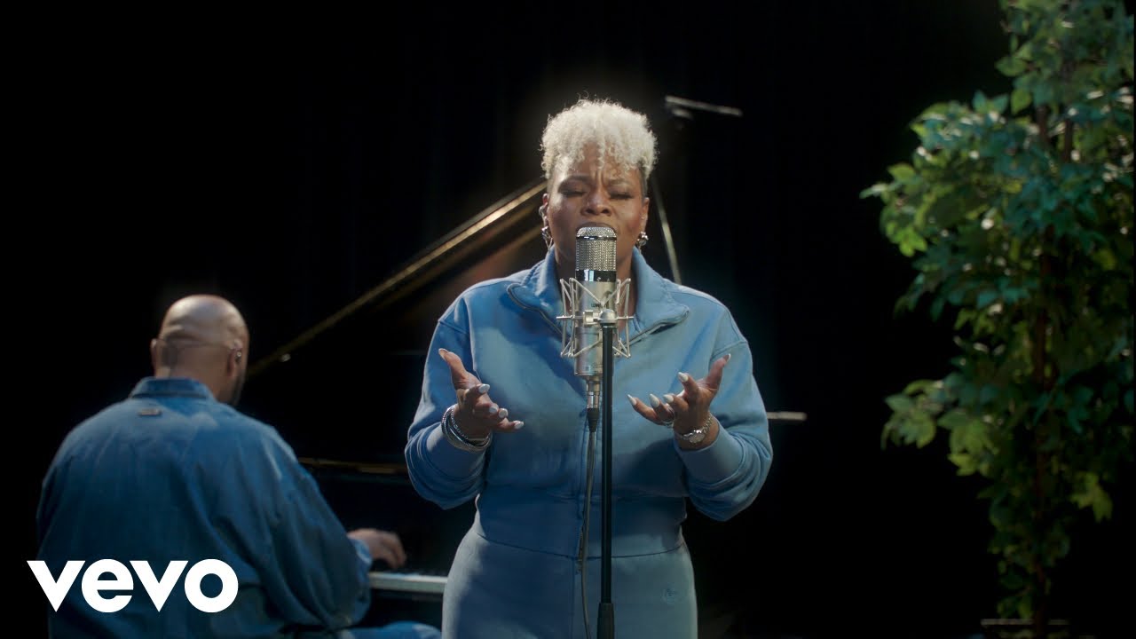 Tasha Cobbs Leonard - The Hands That Keeps Holding Me (Official Live Performance Video)