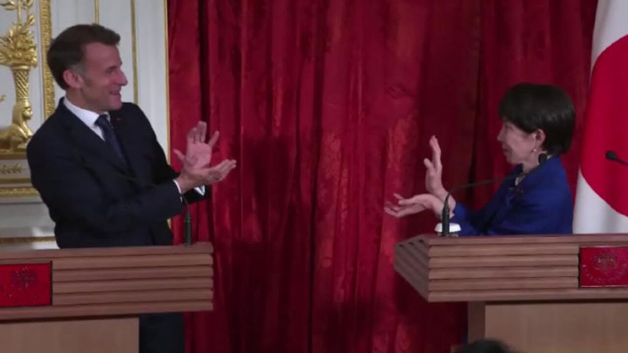 Emmanuel Macron e la prima ministra giapponese Takaichi imitano l'onda energetica di Dragon Ball