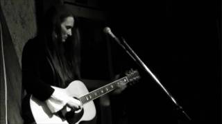 Kerri Powers performs "Can't Find My Way Home"