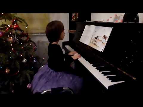 A. playing piano for the rabbit - Iepurasul asculta cum canta A la pian