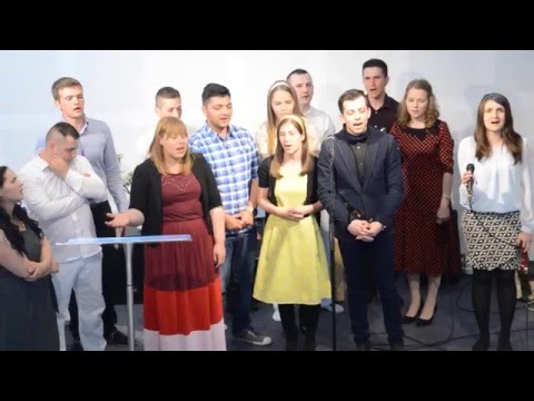 Grup de tineri - In haine albe