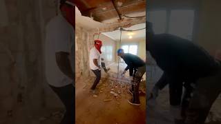 Demolición tabique para unir Cocina al Salón 💣 ( El sofá es para tirar, relájense ) 😂