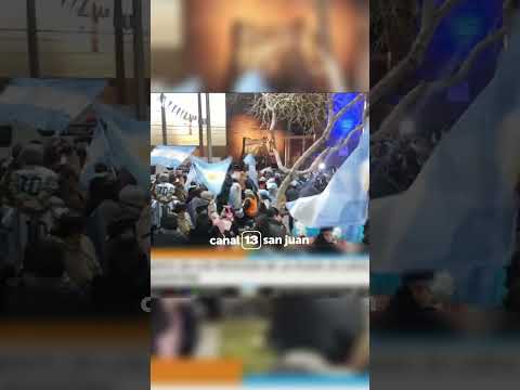 ¡Hasta los perros festejaron en la Plaza 25 de Mayo!