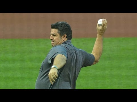 MIL@STL: Tom Pagnozzi throws ceremonial first pitch