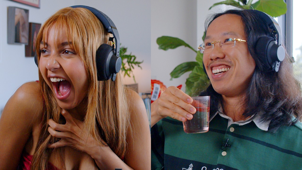 PinkPantheress plays her fav british pop songs at my house!! - YouTube