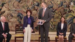 Su Majestad el Rey recibe el libro “Felipe VI. Perfiles de un decenio (2014-2024)”