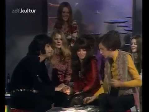 Mariska Veres and Andy Kim kiss