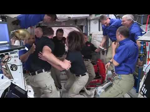 Una nave #CrewDragon2 que transportaba a 4 astronautas, fue recibida por la tripulación que relevan