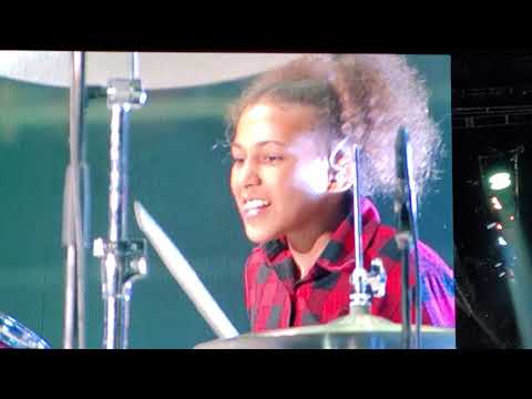 Foo Fighters Inglewood Forum  2021. Dave Grohl meets Nandi Bushell 8/26/2021