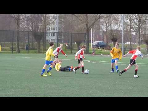 PVCV in de aanval, Robin (?) schiet naast.