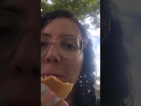 Comendo salgado na praça de Muriaé Minas Gerais. #thalialopes 