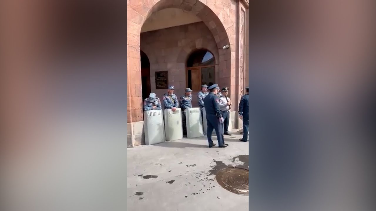 Ոստիկանները վահաններով պաշարել են ֆինանսերի նախարարությունն ու կառավարության 3-րդ մասնաշենքը