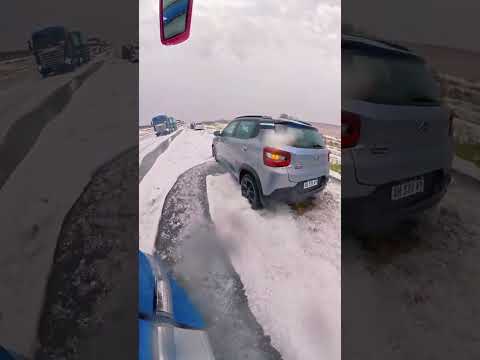 Lo que están viendo no es nieve, es granizo.