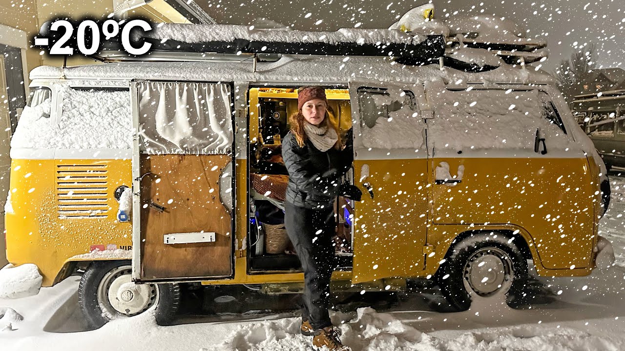 Vivendo no carro durante uma forte nevasca