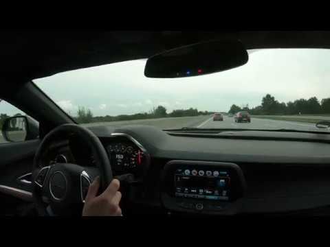 Chevrolet Camaro SS V8 453PS auf der Autobahn.