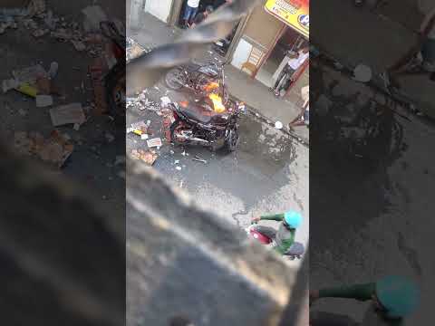 Motor prendido en fuego por capotillera