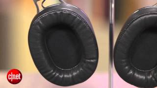Video thumbnail for Oppo PM-3: Planar magnetic headphones go mobile by CNET