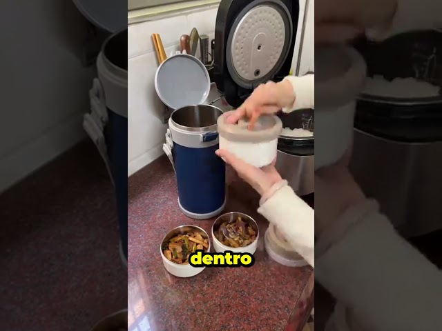 Vídeo relacionado con Hello Kitty - Lonchera aislada para niños y niñas, tamaño perfecto para empacar aperitivos fríos o calientes para la escuela y viajes, sin BPA