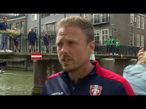FC Dordrecht leert de stad kennen met boottocht, quiz en toespraak
