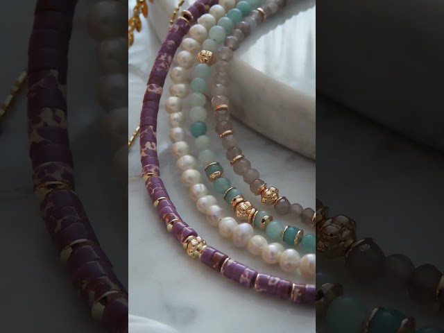 Vídeo relacionado con Crystalline Azuria Mujer 18ct Chapado en Oro Perlas Blancas simuladas Juego de joyas Collar Pendientes Pulsera para Mujer