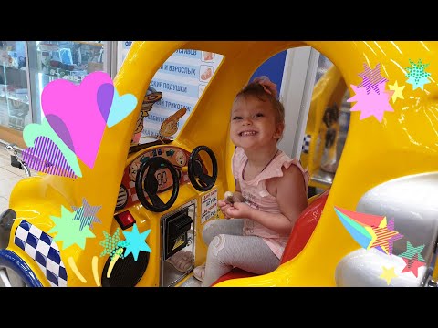 Маленькая София играет в игровые автоматы / Little Sofia plays slot machines