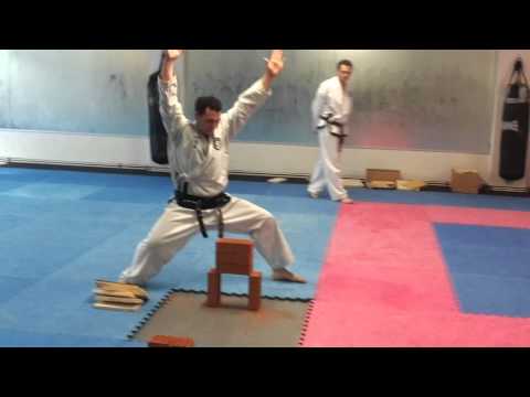 Dario Radic 4. DAN - Ellenbogenbruchtest auf 3 Ziegel