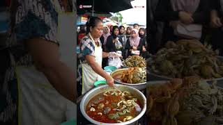 Download lagu Giant Frogs Cooked in Big Bowls! Indonesian Mom Stuns Market Visitors mp3