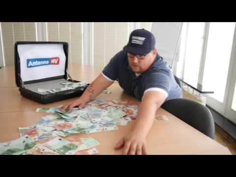 Onni zählt Geld - 10.000 Euro in bar