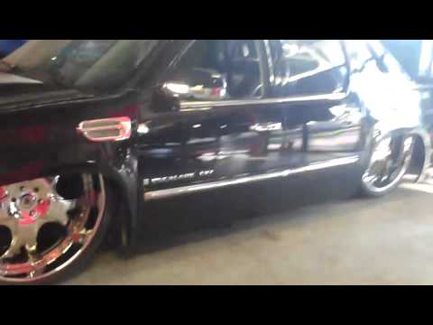 MIC EXT Escalade bagged frame on 32s Asanti wheels